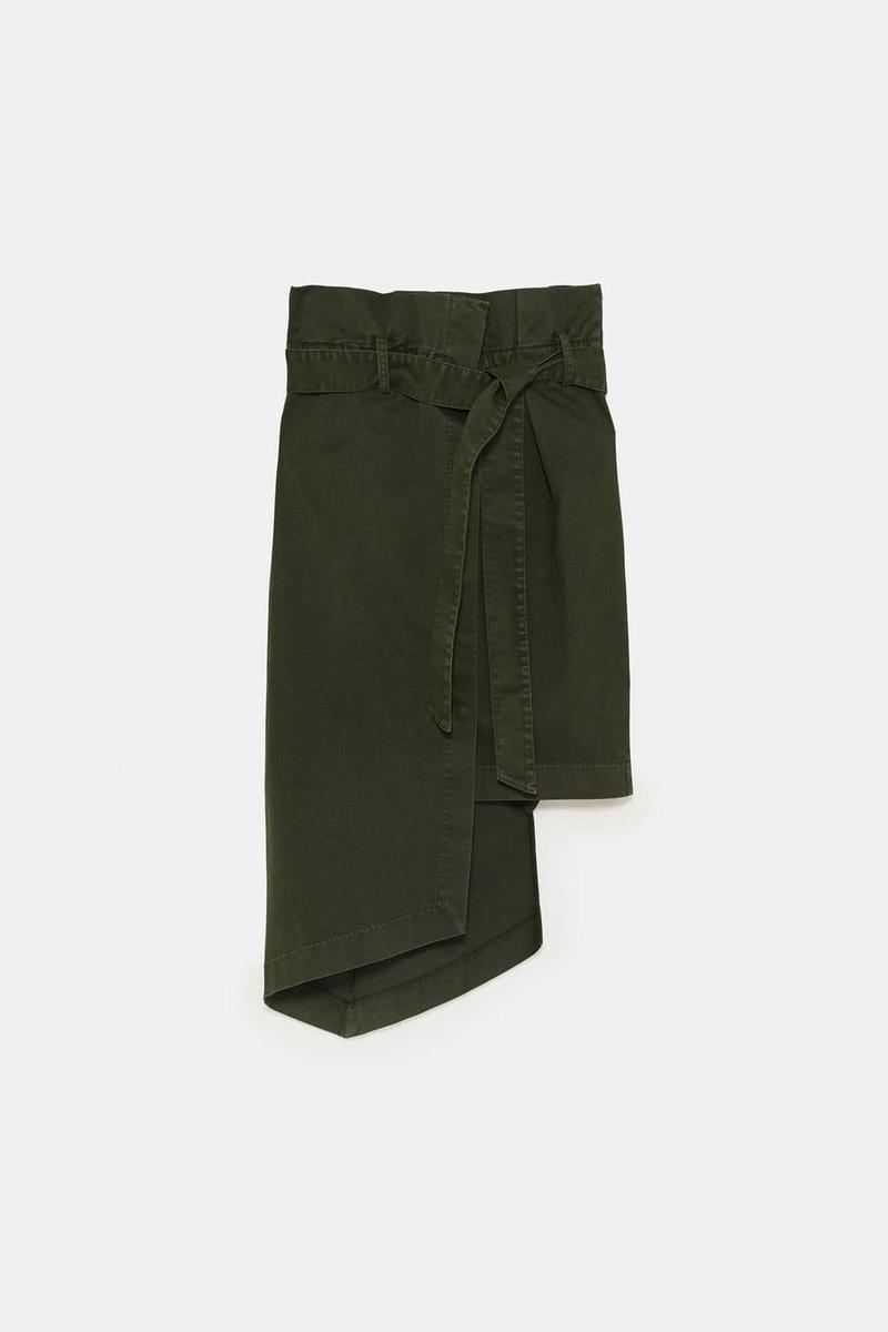 Falda kaki asimétrica de Zara. Precio: 29,95 euros.