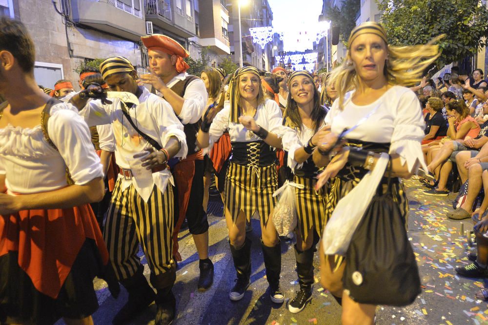 El popular desfile de la Gran Charanga en Elche reúne a más de 4.500 participantes