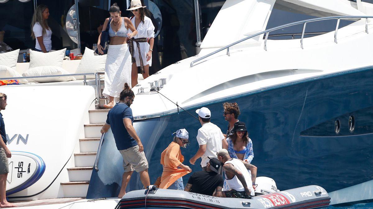 Neymar navega con unos amigos en Ibiza