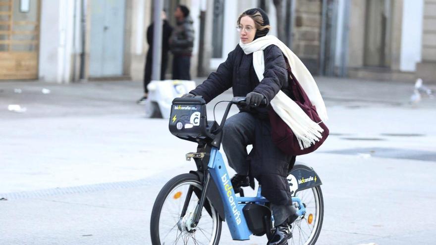 Una joven usando BiciCoruña por el centro de la ciudad el primer día del año 2026. |  Iago López