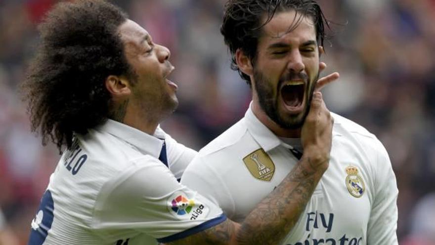 Marcelo i Isco celebrant el gol del migcampista a El Molinón.