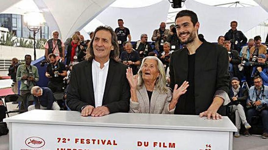 Oliver Laxe (dcha.), con los protagonistas de &#039;O que arde&#039;, el pasado martes, en Cannes.