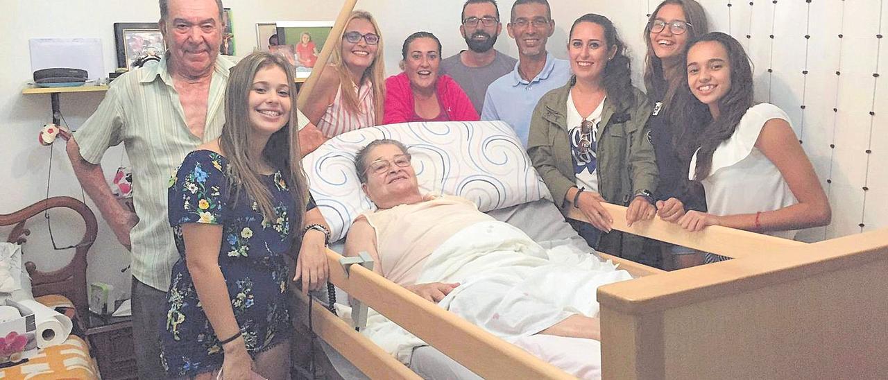 Candelaria Álamo, en su casa, junto a su marido, sus cuatro hijos y sus cuatro nietas, que estuvieron con ella en todo momento dándole el cariño que merecía.