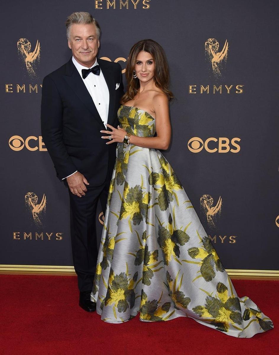 Alec Baldwin e Hilaria Baldwin en los Emmy 2017