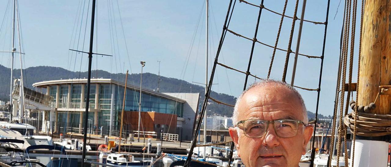 Joan Torres, con la estación marítima del puerto de Sant Antoni al fondo.