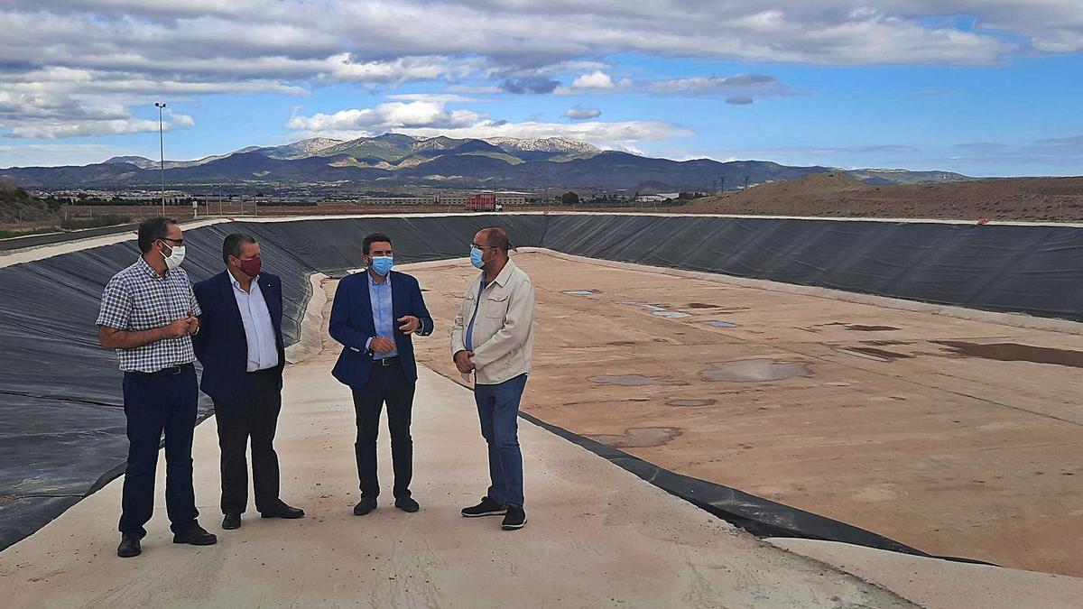 Antonio Luengo (2d) y el alcalde de Totana (1d), durante la visita al nuevo tanque de tormentas. | CARM