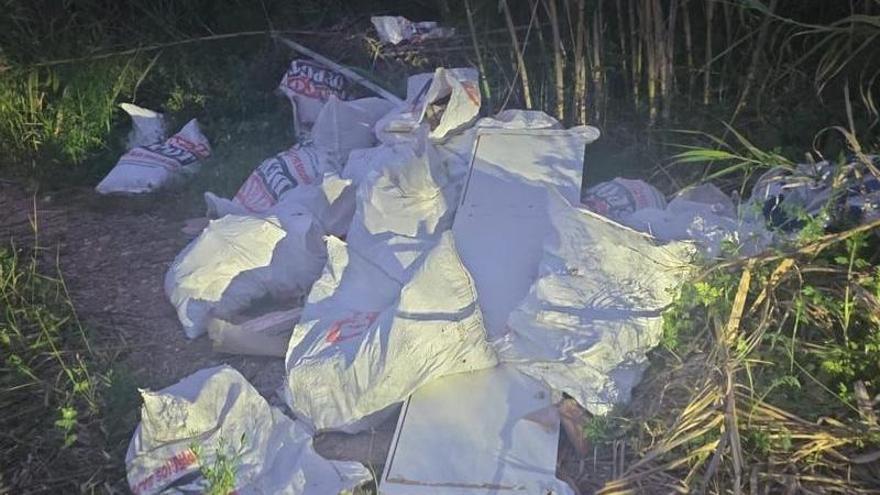 La policía de Alzira investiga otro vertido de escombros en el barranco de la Murta