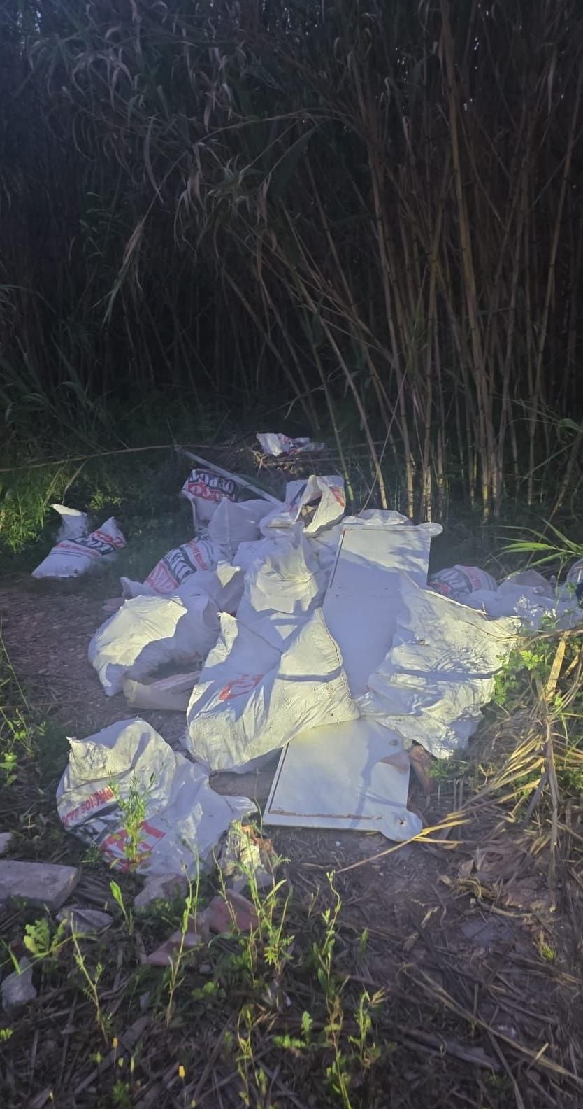 Sacos con esombros abandonados en el cauce del barranco de la Murta.