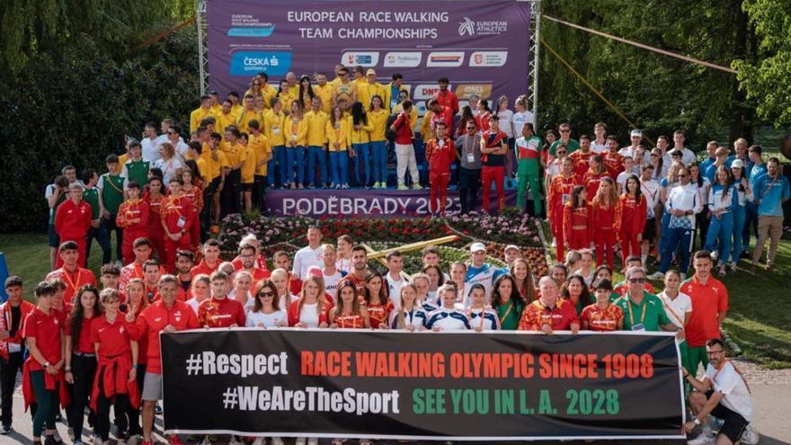 Atletas de todos los países, en la manifestación contra la eliminación de los 35 kilómetros en los Juegos Olìmpicos que realizaron en la Copa de Europa.  | JOSÉ BERMÚDEZ