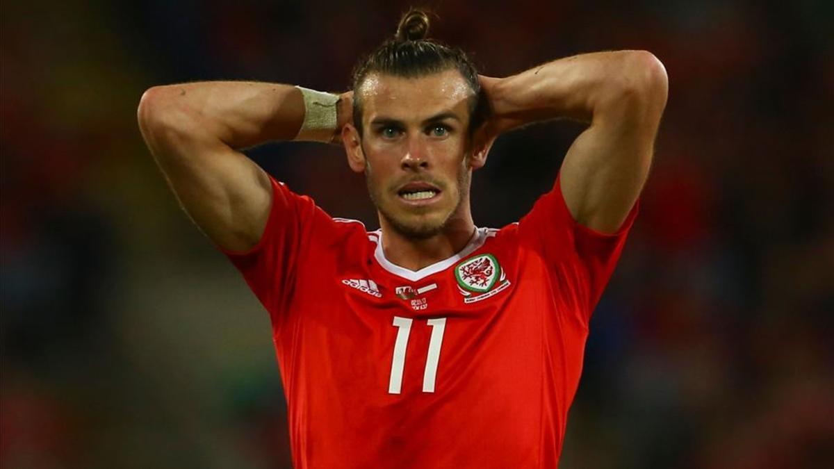 Bale con la camiseta de Gales