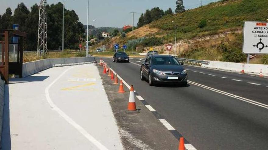 Varios coches circulan junto a las paradas del autobús que llevan varios meses terminadas y sin uso.