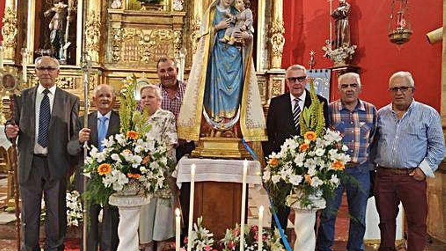 La directiva de la Cofradía de la Virgen de la Salud recibe a la imagen de la patrona de Aliste.