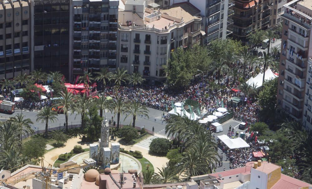 INFORMACIÓN fotografía la mascletà de Fuegos Artificiales del Mediterráneo desde el helicóptero de vigilancia de la Policía Nacional