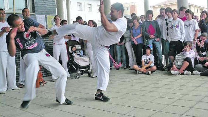 Dos de los componentes del grupo de capoeira durante la exhibición en el Instituto de Llanes.