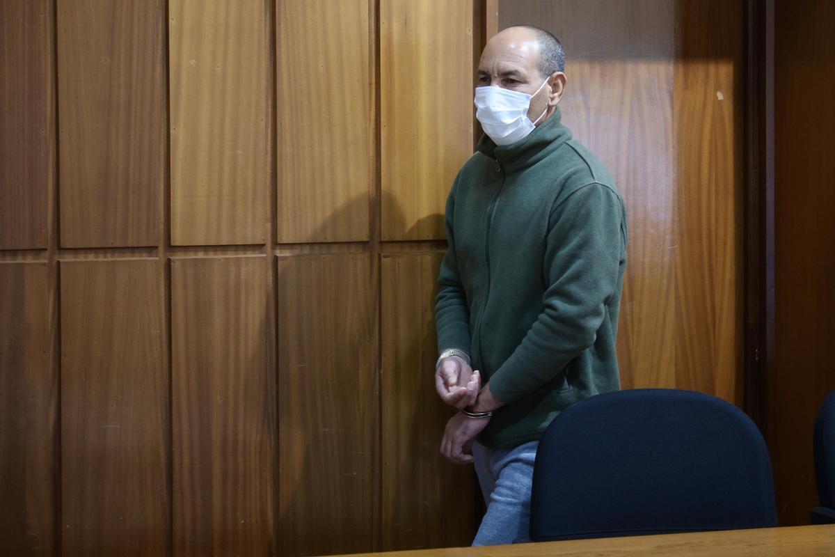 Abdelghani E. se levanta para declarar en el juicio que se sigue contra él.