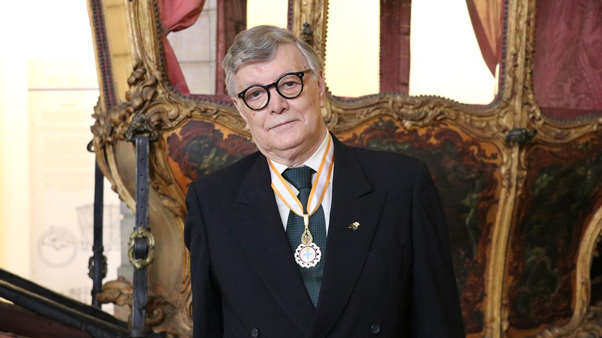 Manuel Durán, luciendo una de sus condecoraciones