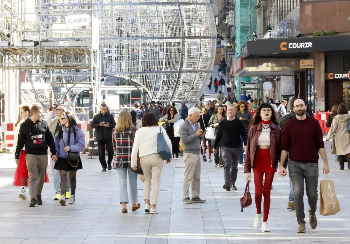 Día de buen tiempo, hoy con gente paseando y de compras por las calles Príncipe y Urzáiz