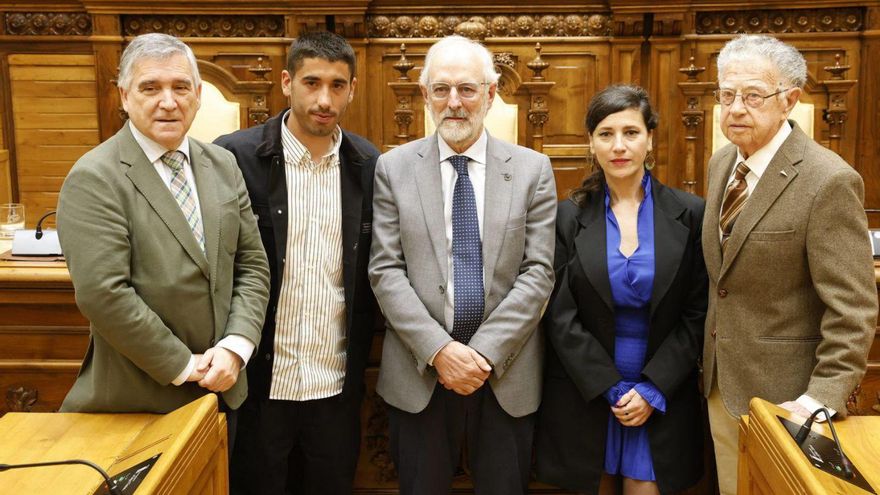 Por la izquierda, Ruperto Iglesias (Serenos), José Ángel Valdés(«Cote»), Ignacio Blanco (Asociación Gijonesa de Caridad), Yoanna Magdalena Benavente (Casa Malva) y Janel Cuesta, en el salón de plenos. | ÁNGEL GONZÁLEZ