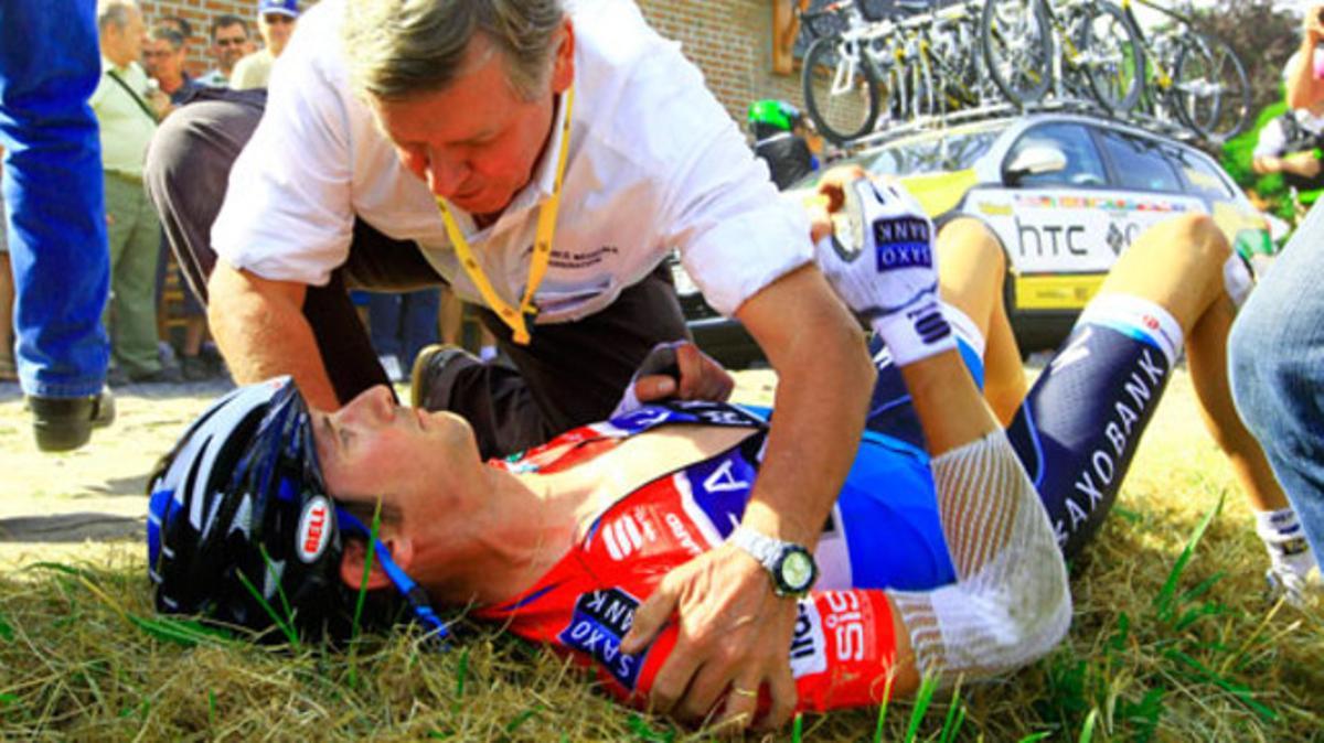 Frank Schleck, hermano de Andy, recibe asistencia médica tras su caída en la 3ª etapa