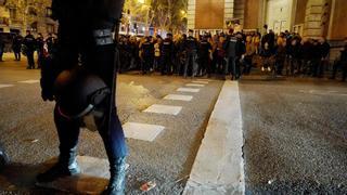 La protesta en Ferraz remite con menos afluencia e intensidad en su 18ª noche
