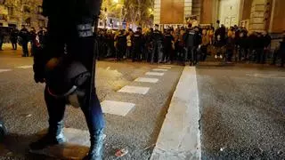 La protesta en Ferraz remite con menos afluencia e intensidad en su 18ª noche
