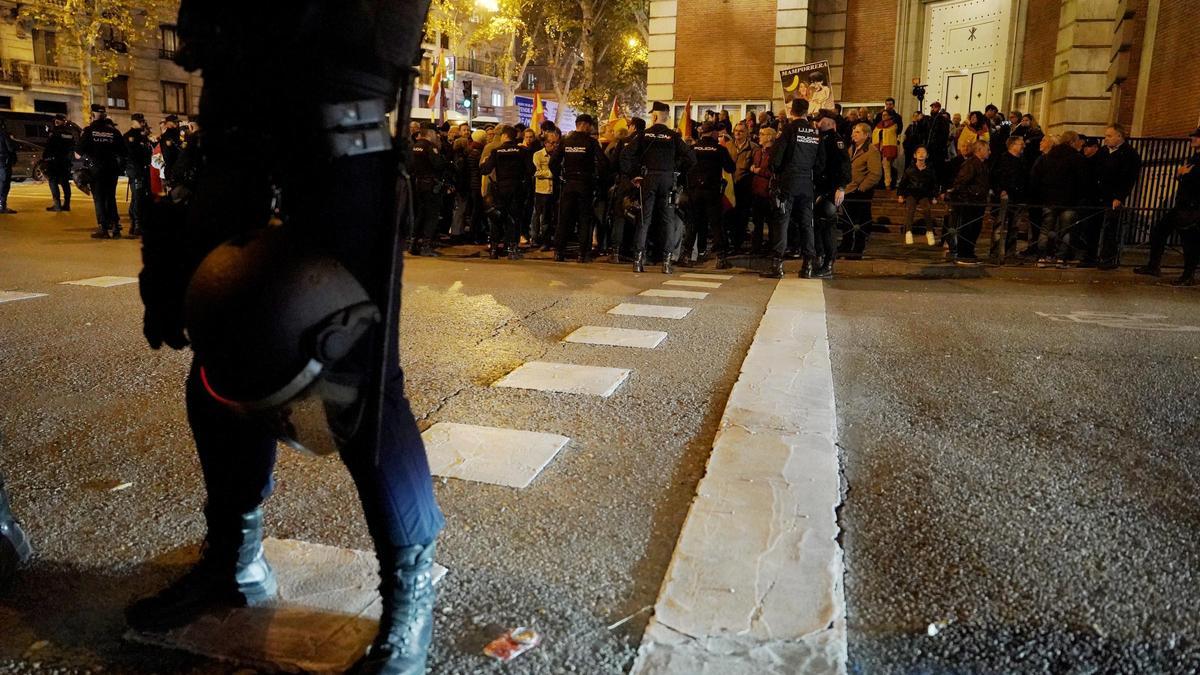 Concentración en la sede del PSOE en la calle Ferraz.