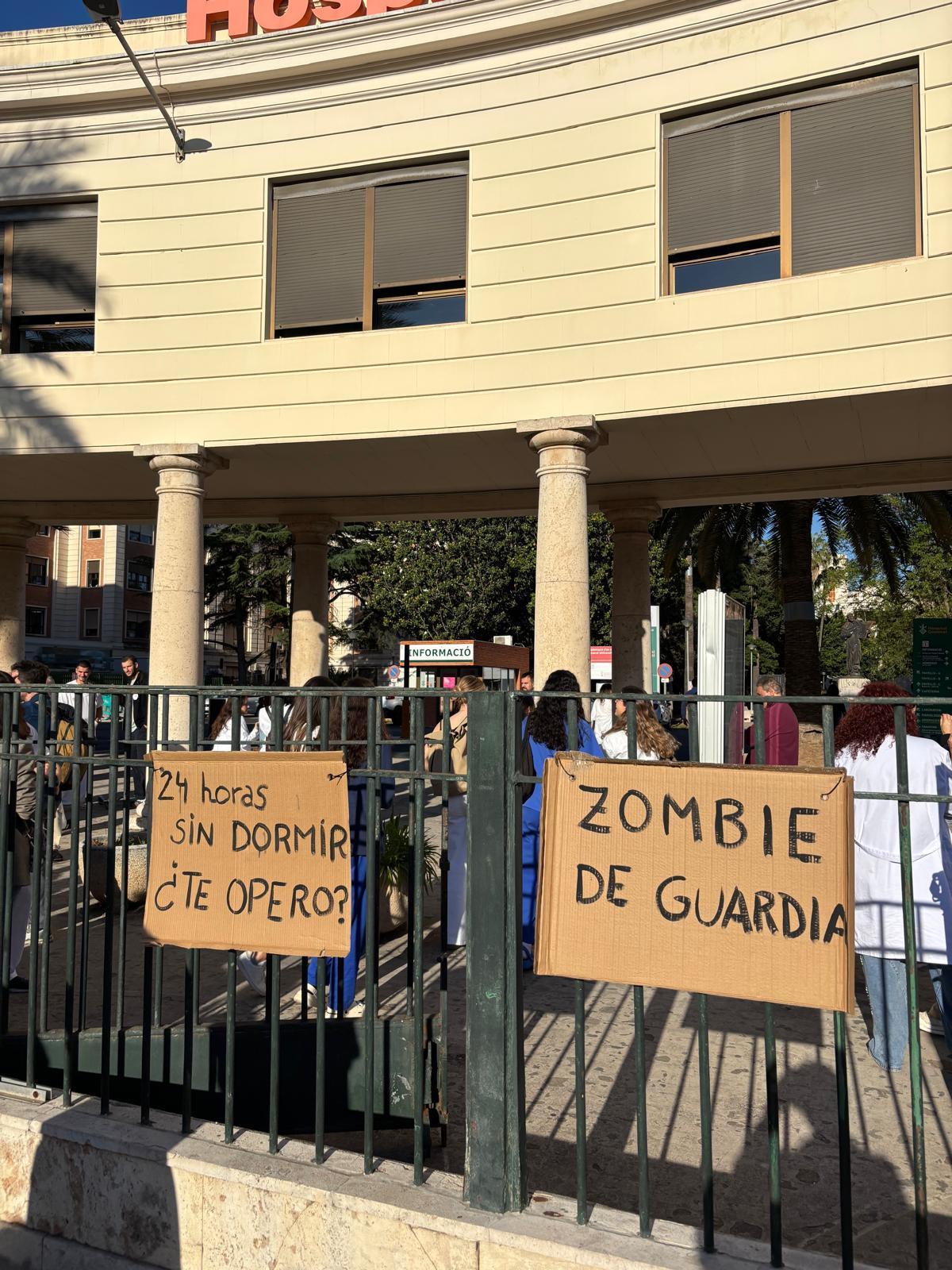 Protesta frente al Hospital General este martes.