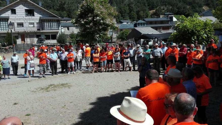 Vecinos de Porto y otros pueblos de la Alta Sanabria se concentraban ayer para pedir el arreglo de la carretera.