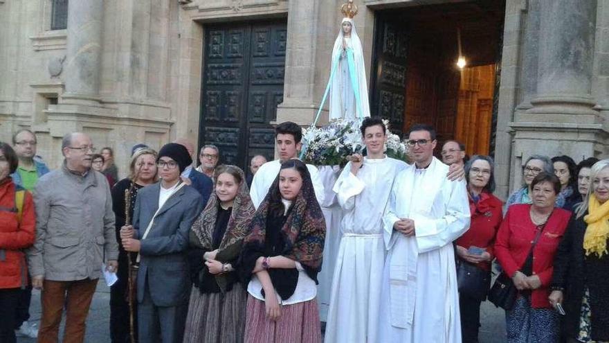 Procesión de la imagen de Fátima, que llega mañana a Cangas, este pasado domingo en Santiago. // FdV