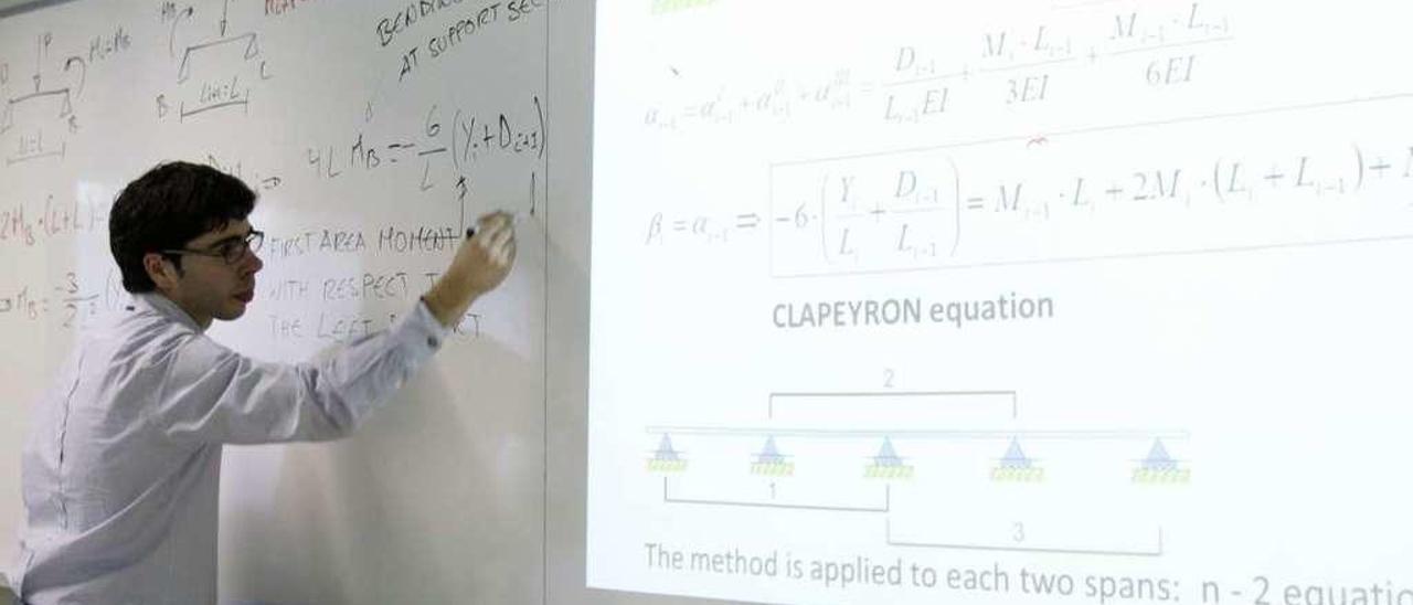 Una clase del grado de Ingeniería Mecánica impartida en inglés en la Escuela de Industriales. // J. Lores