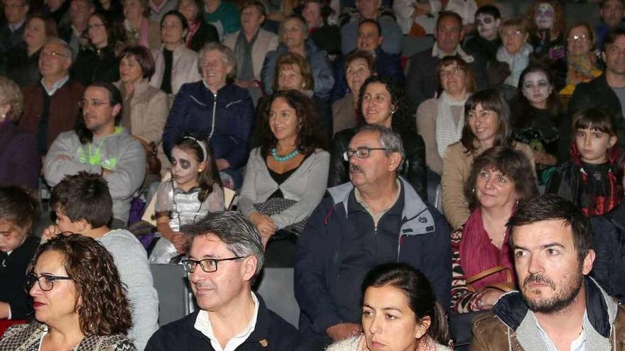 El alcalde y la edil de Cultura en un espectáculo ofrecido bajo carpa, por carecer de auditorio. // Muñiz