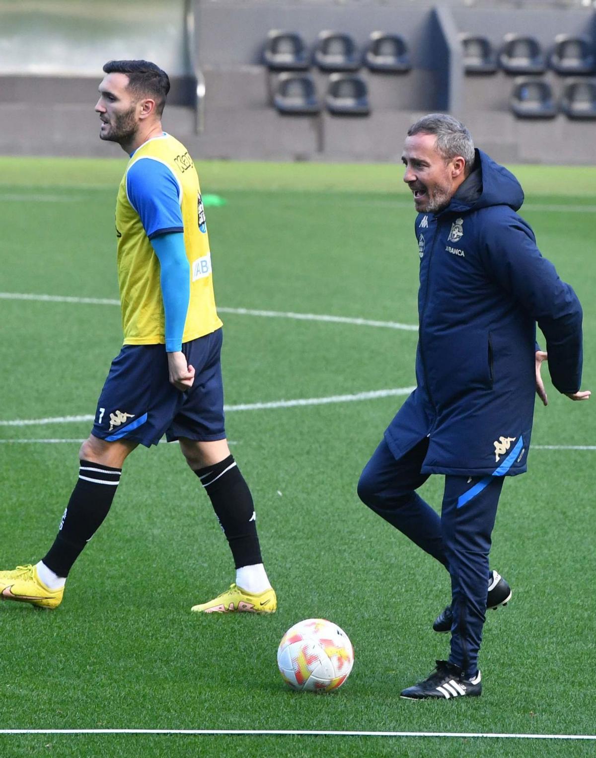 Óscar Cano, junto a Lucas Pérez en un entrenamiento en Riazor. |  // VICTOR ECHAVE