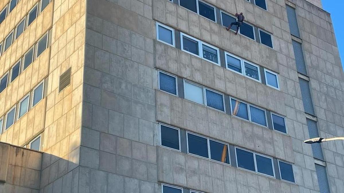 Momento del descenso de Spiderman desde la fachada del Hospital Materno de Málaga.