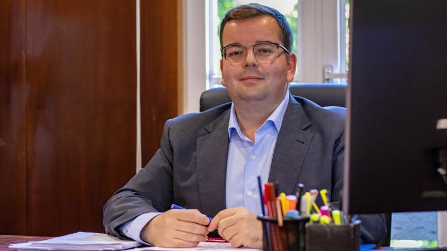 The process to regularize 180 public jobs in the municipality begins