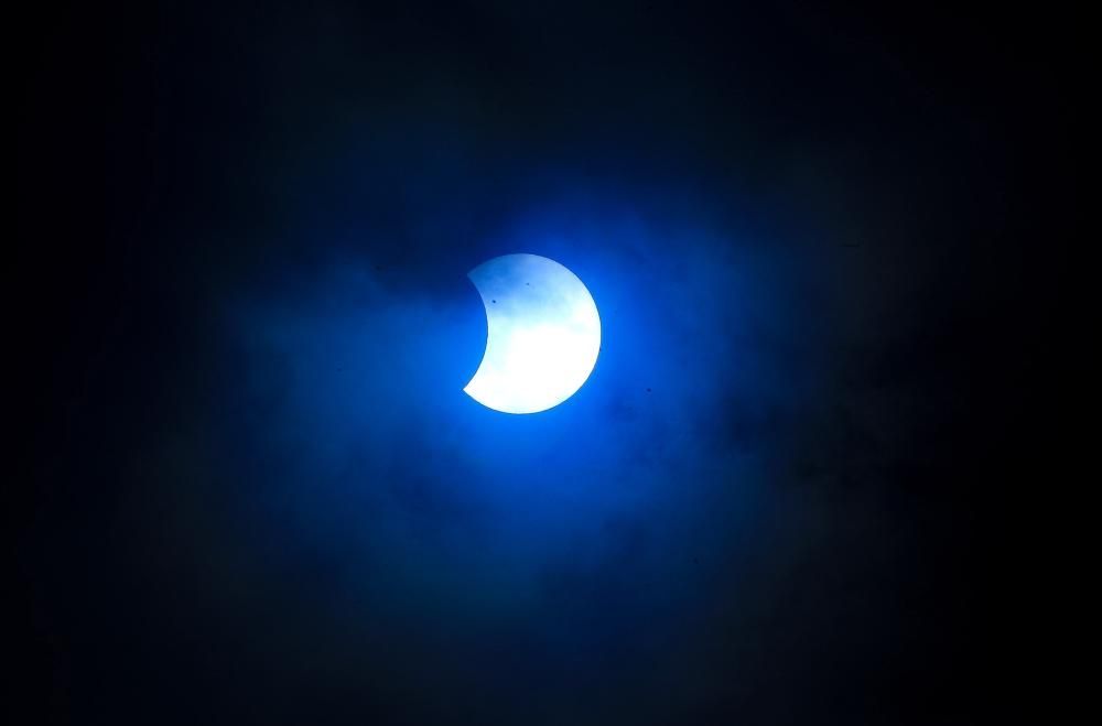 Ecuador mira eclipse parcial del sol entre las ...