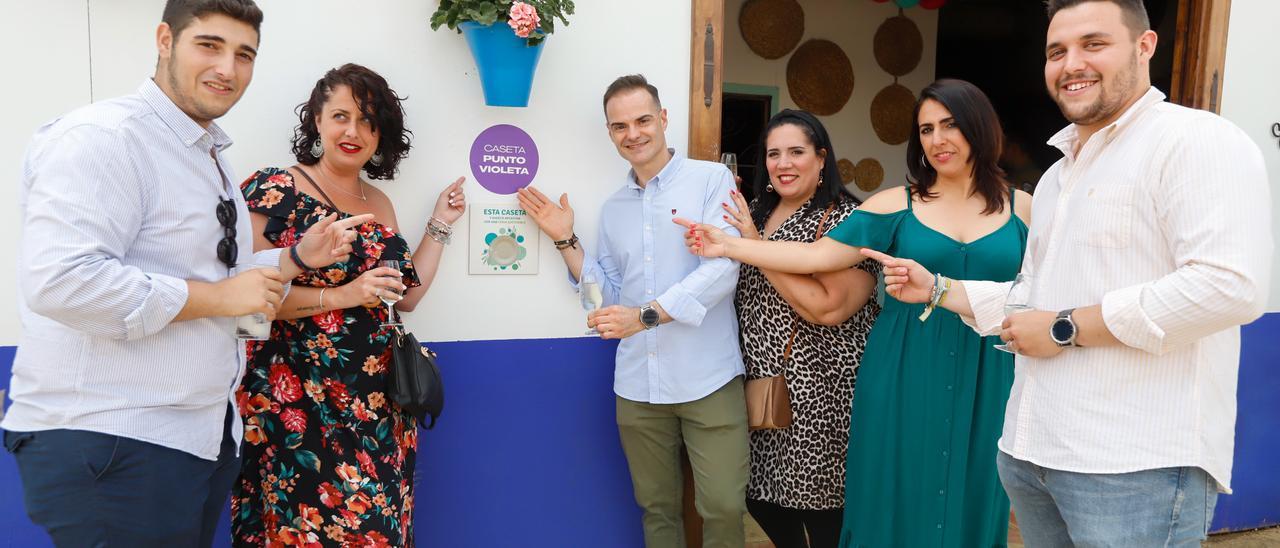 Punto violeta a las puertas de una caseta en la Feria de Córdoba.