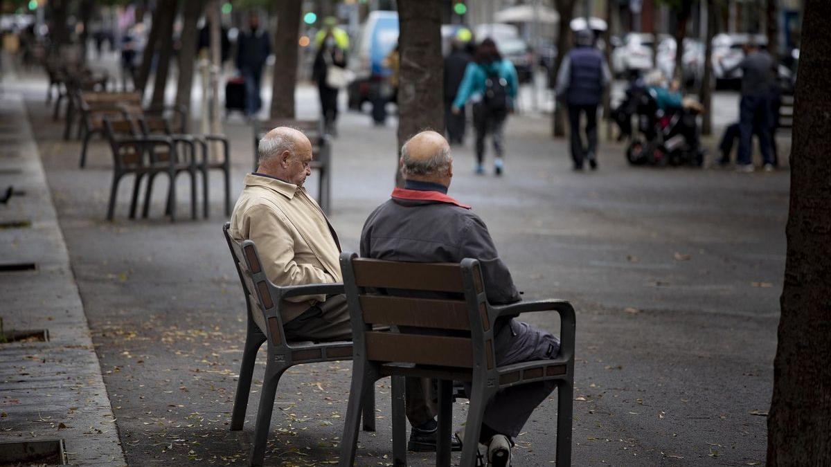 Pensionistas en un parque.