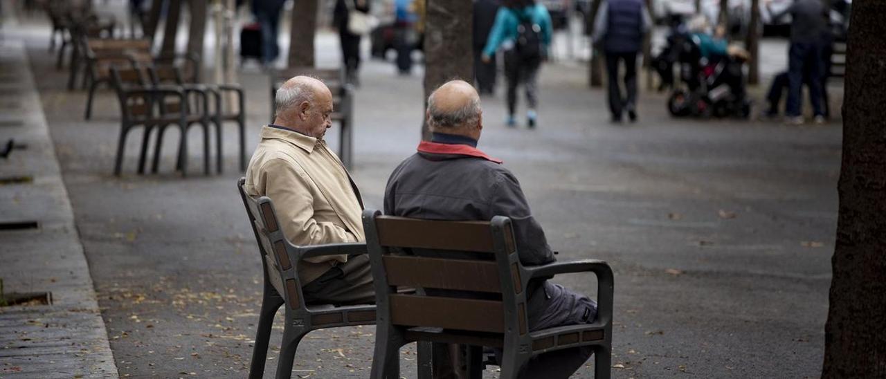 Pensionistas en un parque.