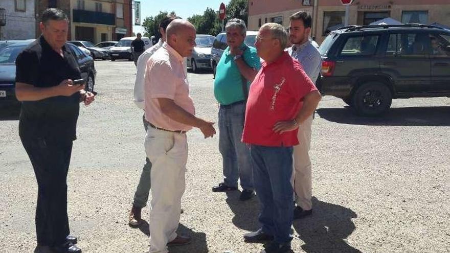 El subdelegado García Bermejo conversa con Ramos San Primitivo.