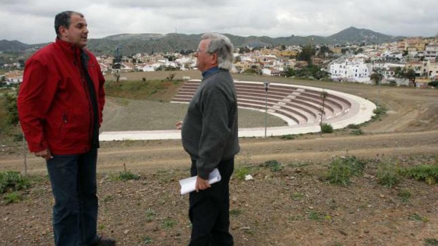 La propuesta. Salvador Varela y Álvaro Siles en el parque del Cañaveral, junto al anfiteatro.