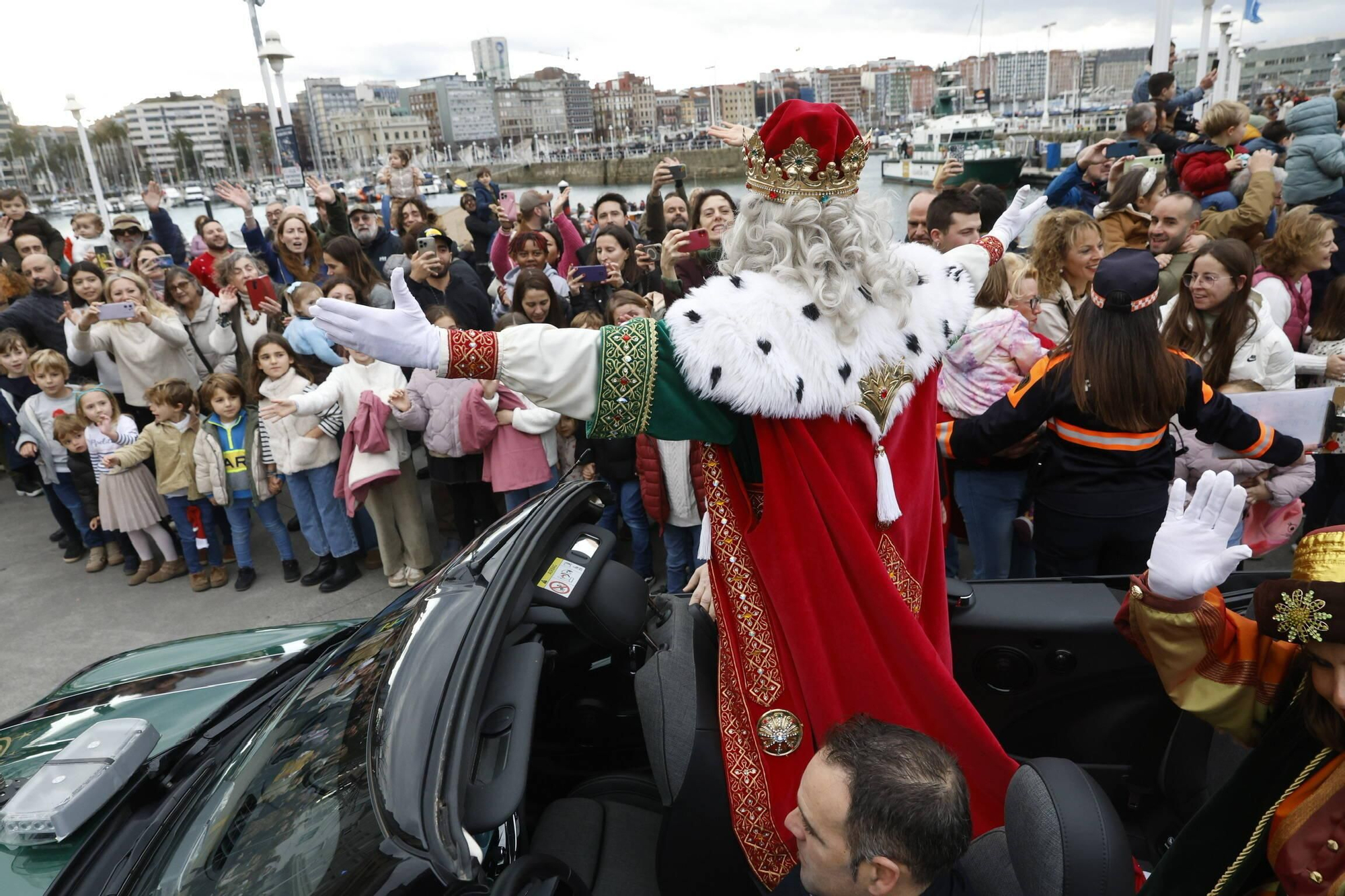 En imágenes: Los Reyes Magos desembarcan en Gijón