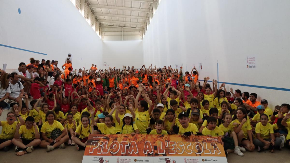 Gran foto de família amb els 600 xiquets i xiquetes presents a la Trobada de Primària de Pilota a l'Escola de Castelló.