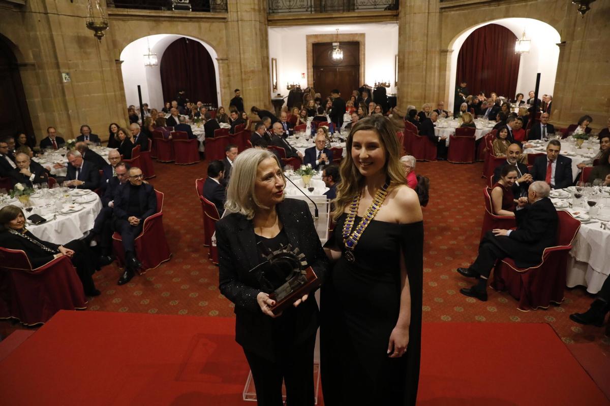 Montaña Sánchez-Arévalo recibe el premio "Mujer Trabajadora" del Rotary Club de Oviedo