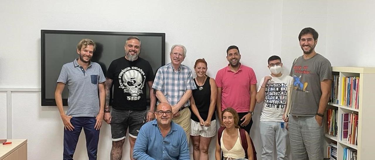 Alexis Ravelo, de cuclillas, con los alumnos de su última promoción en sus talleres de escritura.