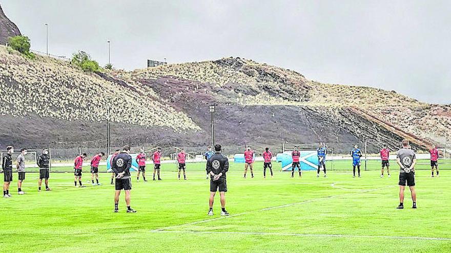 Los participantes del CD Tenerife en la primera sesión colectiva de trabajo guardaron un minuto de silencio en memoria de las víctimas de la pandemia.