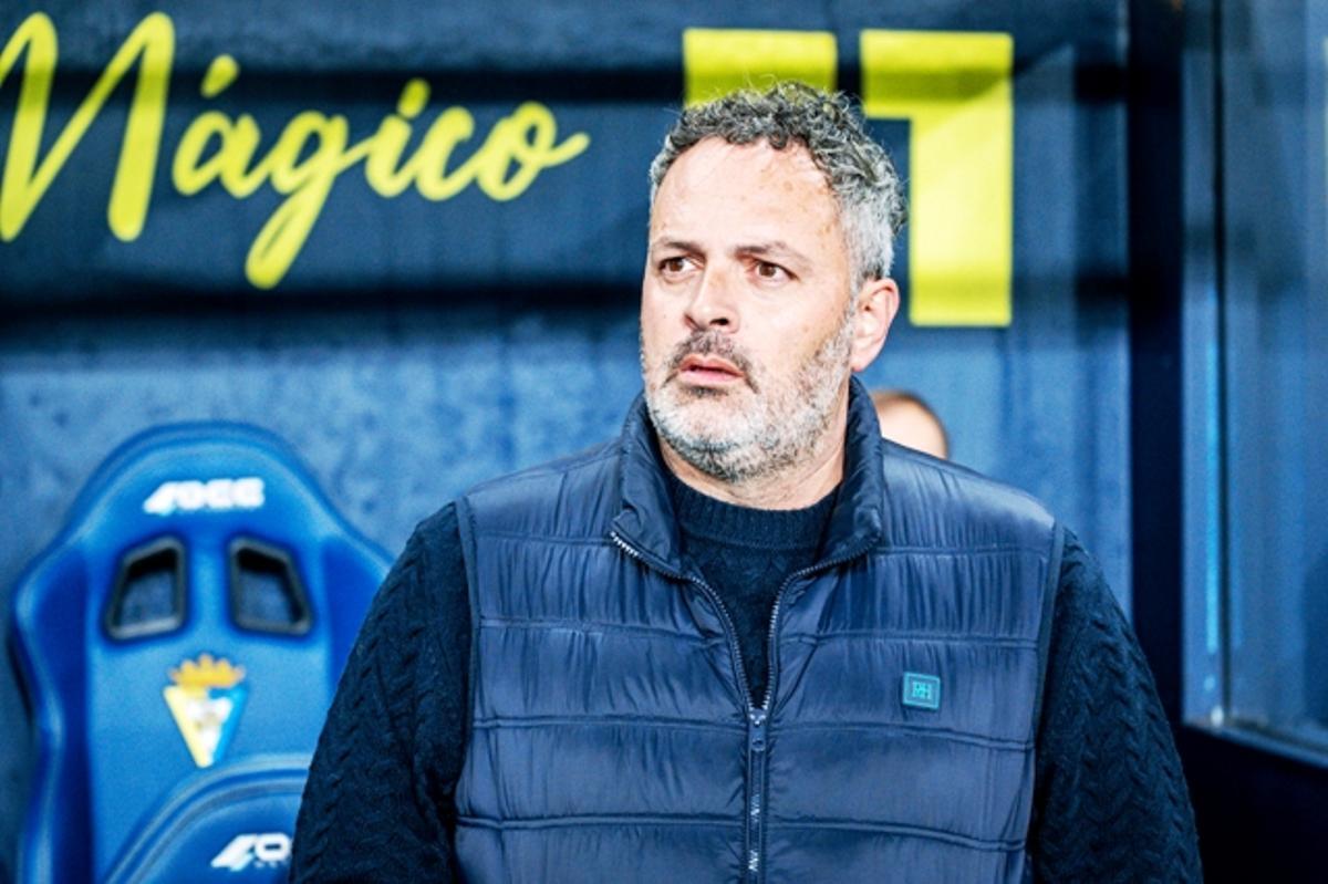 David Navarro, en el banquillo del campo del Cádiz, donde debutó esta temporada.