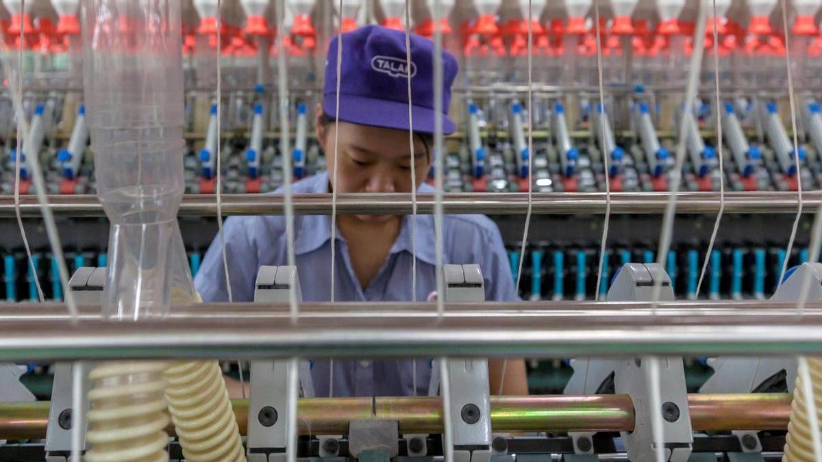 Trabajadora en una fábrica textil en China.