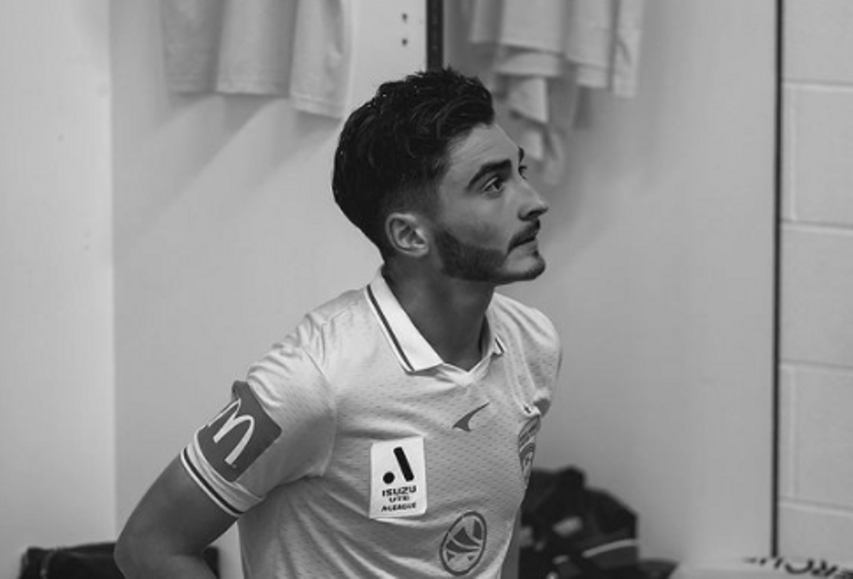 El futbolista Josh Cavallo denuncia insults homòfobs en un partit El futbolista Josh Cavallo denuncia insults homòfobs en un partit
