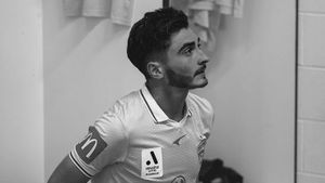 El futbolista Josh Cavallo denuncia insults homòfobs en un partit