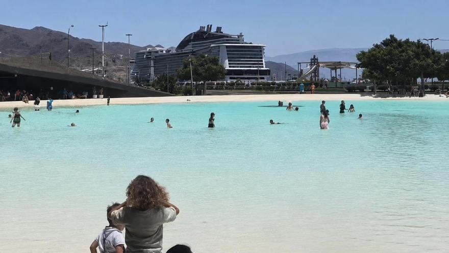 Ataque de calor en Santa Cruz de Tenerife: una veintena de turistas convierte la Plaza de España en una piscina pública improvisada